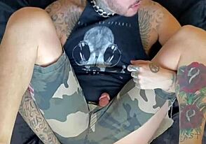 hey, check this tatuado guy working a dildo like a pro!