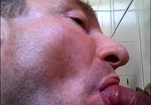 What’s behind this super gay blowjob clip you can’t miss?