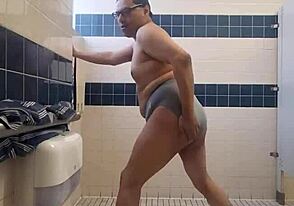 Chubbypapipablo in another bathroom escapade