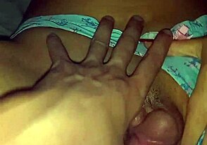 novinha amadora showing off in casual homemade clip