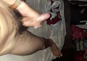 Llegó del Trabajo y Solo Quiere Masturbarse Pensando en Ti