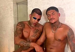 Amigos solteiros encontram união no motel