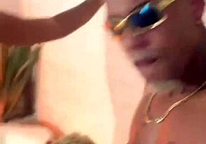 Amigos solteiros encontram união no motel