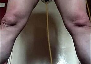 Gay amateur Mark Wright tries out bisexuality with piss play