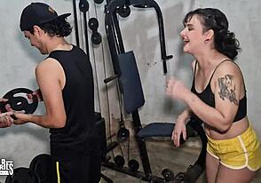 O personal trainer se fez de Sadista no gym com minha irmã